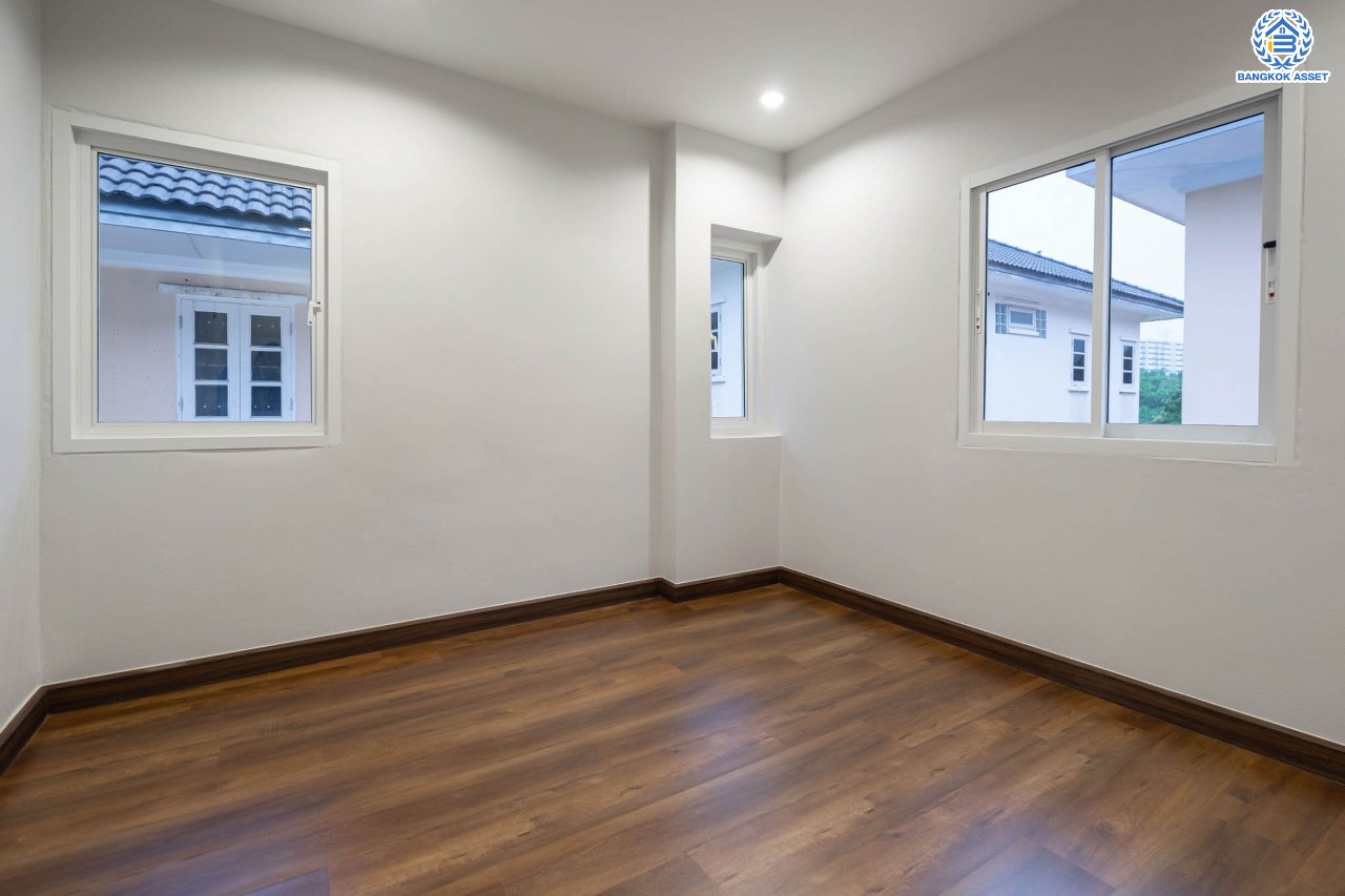 บ้านมือสองตกแต่งใหม่ ม.เพชรวัฒนะ เลียบคลองประปา บ้านเดี่ยวเนื้อที่ 50 ตร.ว. ฟังก์ชันพร้อม 3 ห้องนอน 3 ห้องน้ำ จอดรถได้ 2 คัน บนทำเลเชื่อมต่อแจ้งวัฒนะ, ถนนศรีสมาน, ถนนสรงประภา เดินทางสะดวก ใกล้ทางด่วน "อุตราภิมุข" และรถไฟฟ้าสายสีแดง "สถานีหลักสี่"